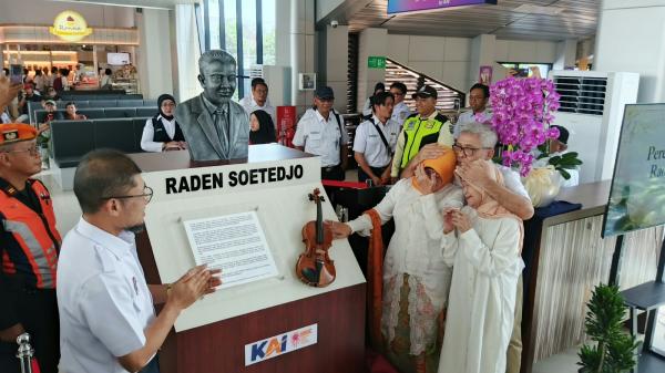 Karyanya Jadi Penanda Kereta Datang, KAI Resmikan Patung R. Soetedjo di Purwokerto