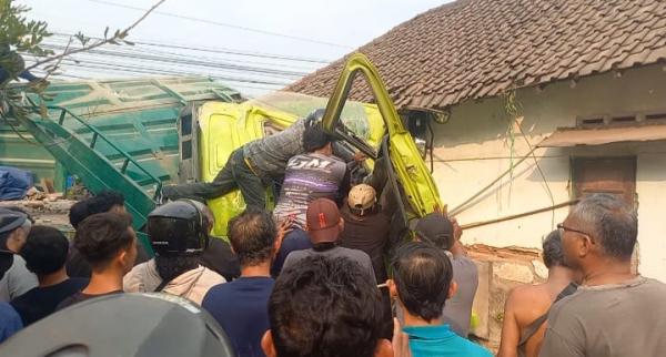 Kecelakaan Jombang: Truk Ringsek Tabrak Rumah Warga, Sopir Terjepit 30 Menit