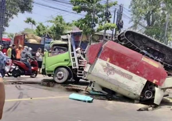 Truk Bermuatan Kombi Oleng Tabrak Elf di Jalan Bojonegoro-Babat, Begini Kondisi Korban