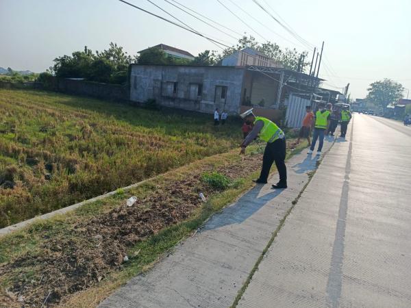 Tragis! Antar Dua Anak ke Sekolah, Ibu Muda Tewas Usai Motor Terjun ke Sawah di Kendal