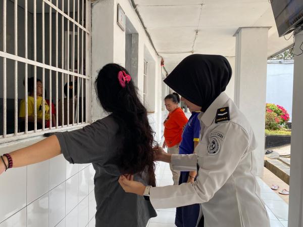 Rutan Banyumas Geledah Kamar Hunian Blok Wanita, Petugas Tak Temukan HP dan Narkoba