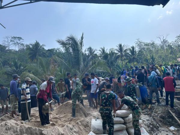 Pabung Pringsewu Pimpin Pembangunan Jembatan Way Mincang