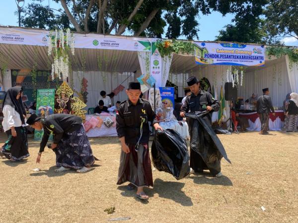 Usai Puncak HSN 2026,  Santri ini Bergerak Bersihkan Sampah di Alun-Alun Temanggung