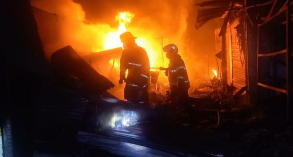 Kebakaran Hebat di Jombang, 30 Kios Pasar Cukir Hangus Dilalap Api