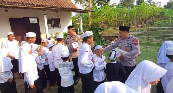 Peringati Hari Santri 2026, Polsek Pujer Bagikan 400 Mushaf Al-Qur’an ke 20 Lembaga Pendidikan