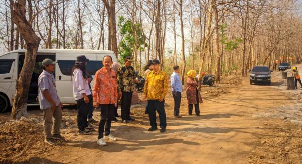 Sidak Proyek Pendampingan Kejaksaan, DPRD Madiun Temukan Cor Jalan Proyek Miliaran Rupiah Retak