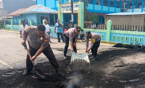 Aksi Humanis Polisi di Kota Sorong,  Buka Blokade Jalan Akibat Konflik Internal LMA YAWA