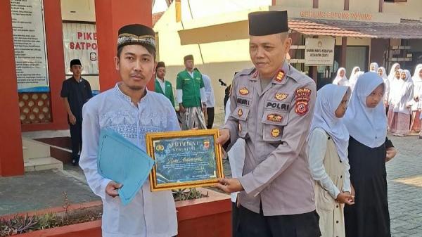 Santri di Garut Berani Lawan Begal Bersenjata Arit, Polisi Beri Penghargaan