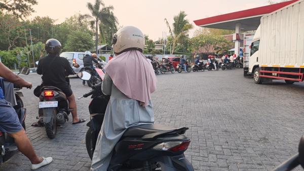 Antrian Sepeda Motor Konsumen Pertalite Mengular di Sejumlah SPBU di Madiun
