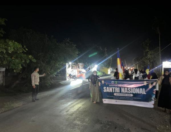 Peringati Hari Santri 2026, Ratusan Santri Ponpes Sirojuth Tolibin Gelar Pawai Obor di Topoyo