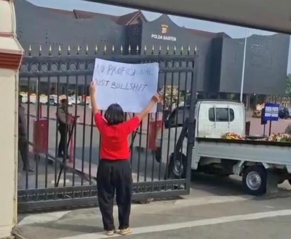 Demo Tunggal Ibu Asal Batam di Polda Banten Minta Kasus Pengeroyokan Anak Diusut