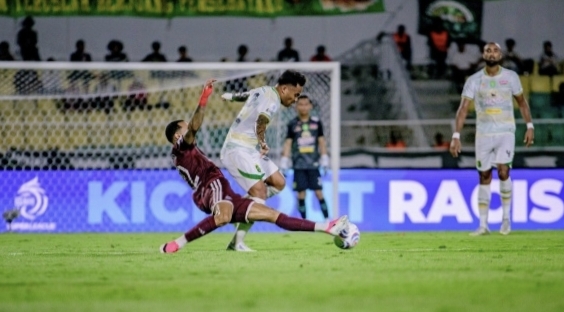 Tragis! Dua Penalti Alex Martins Tak Berbuah Gol, Persebaya Tumbang di Markas PSM