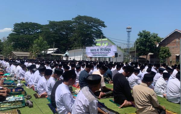 Ribuan Warga dan Santri Gelar Salat Istisqa di Ponorogo, Doa Hujan Turun dan Karhutla Padam