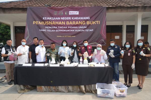 Perangi Peredaran Narkoba, Kejari Karawang Musnahkan 1,85 Kg Sabu dan Barang Bukti Puluhan Perkara