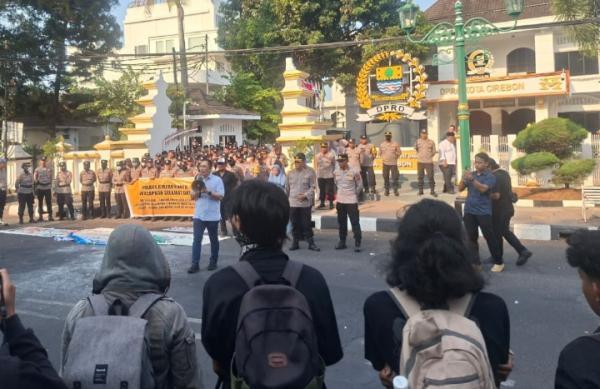Mahasiswa Geruduk DPRD Kota Cirebon, Desak Evaluasi Program MBG Usai Ratusan Orang Diduga Keracunan