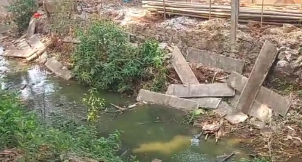 Teledor! Pembangunan Turap di Kawasan Tandon Ciater Buang Puing ke Aliran Kali