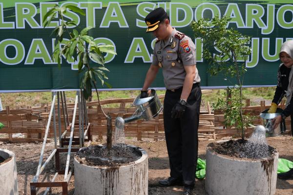 Bukan Sekadar Jaga Kamtibmas, Polresta Sidoarjo Ajak Warga Sukodono Lestarikan Lingkungan