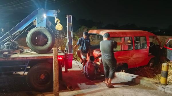 Parah! Kecelakaan Truk Kontainer Tabrak Carry di Lampu Merah Jombang, 6 Orang Luka