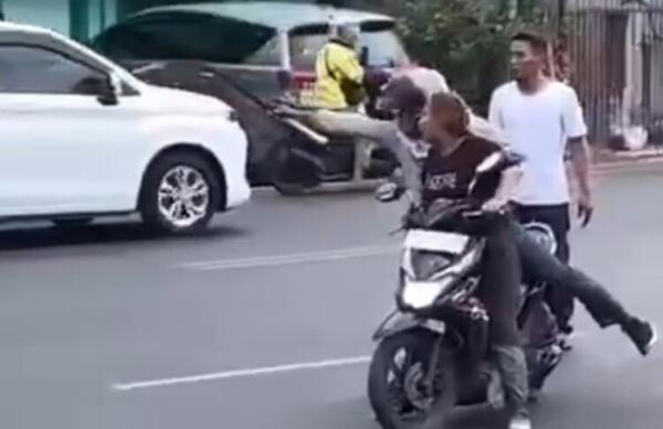 Viral Pria Bawa Celurit di Kadipiro, Polisi: Pelaku Cemburu
