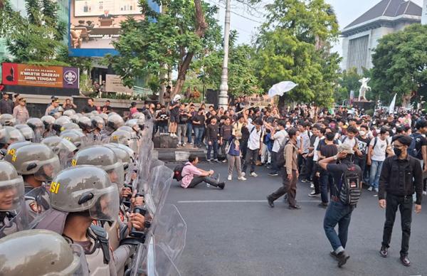 Demo 2 Tahun Prabowo-Gibran di Semarang Kondusif, Kapolda Jateng Apresiasi Mahasiswa dan Personel