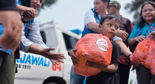 Sentul City Salurkan Ratusan Paket Sembako untuk Anak Yatim hingga Lansia di Bojong Koneng Bogor