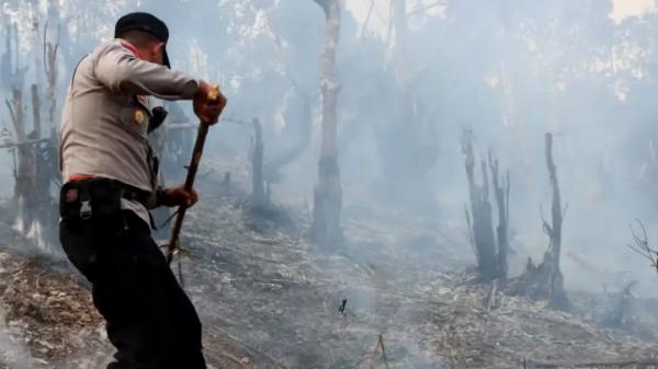 Respon Cepat Karhutla, Kapolres Pegunungan Bintang Pimpin Langsung Pemadaman Api di Gunung Jln Okpol