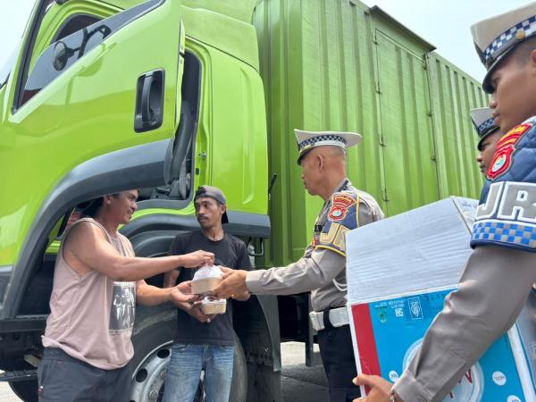 Sempat Dikira Razia, Sopir Truk di Jalur Trans Sulawesi Justru Dapat Makan Gratis