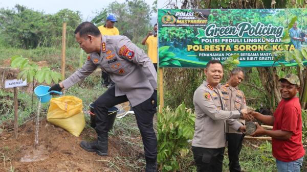 Sulap Lahan Pasir di Kota Sorong Jadi Sumber Pangan, Kapolresta Tanam Pohon Produktif bagi Warga
