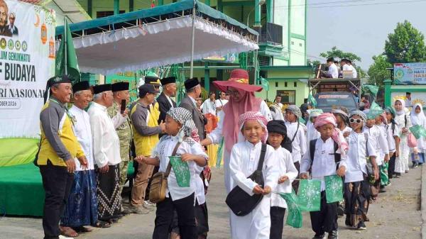 Pawai Taaruf, 1500 Pelajar Meriahkan Hari Santri Nasional 2026 di Genukwatu Jombang