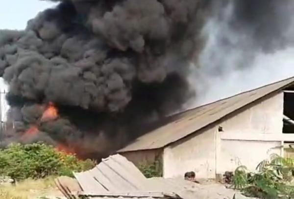 Tumpukan Bahan Sandal di Sumobito Jombang Ludes Terbakar, Begini Kata Petugas Damkar