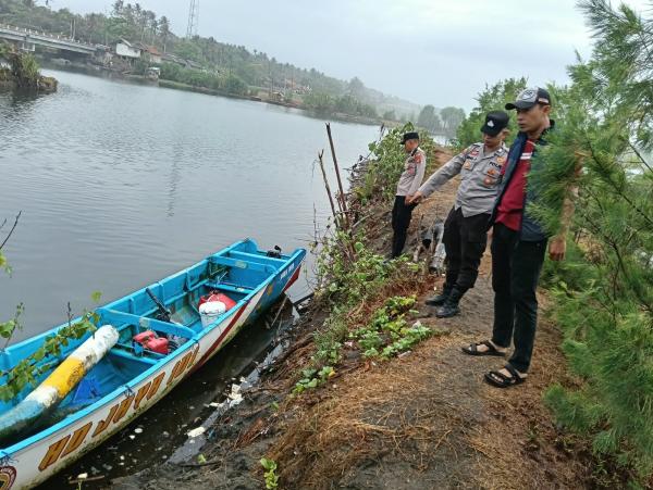 Dihantam Gelombang, Perahu Nelayan Terdampar di Pantai Ciwidig, Satu Orang Belum Ditemukan