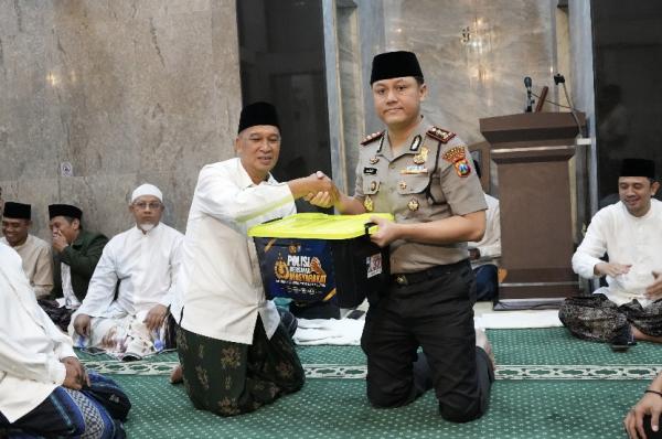 Jaga Keamanan Lingkungan, Kapolresta Sidoarjo Buka Dialog dengan Warga Saat Subuh