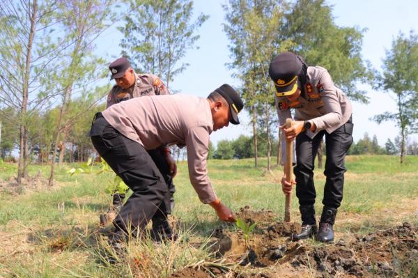 Polres Kendal Turun Tangan Hijaukan Pantai Muara Kencan dengan Tanam 100 Pohon