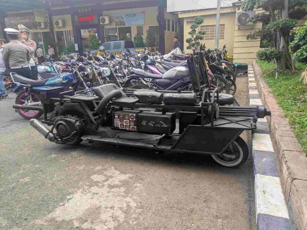 Vespa Berwujud Tank Kena Tilang di Lamongan, Knalpot hingga Pelat Nomor Salahi Aturan
