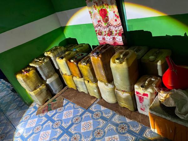 Polisi Gerebek Rumah di Parittiga, 640 Liter Solar Subsidi dan Mobil Carry Diamankan