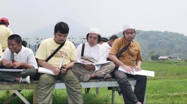 Tunanetra Khatamkan Al-Qur’an Braille di Tengah Hamparan Sawah, Begini Aksinya di Kaki Penanggungan