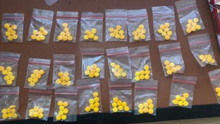Polisi Gerebek Rumah di Lebak, Dua Pria Diamankan Bersama Ratusan Butir Obat Keras