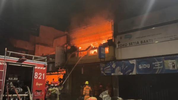 Kebakaran Hebat Hanguskan 3 Toko di Suryakencana Bogor, 12 Armada Damkar Dikerahkan
