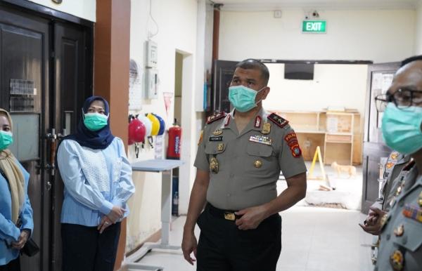 Besuk Personel Sakit dan Cek Fasilitas RS Bhayangkara, Kapolda Sulbar Minta Layanan Ditingkatkan