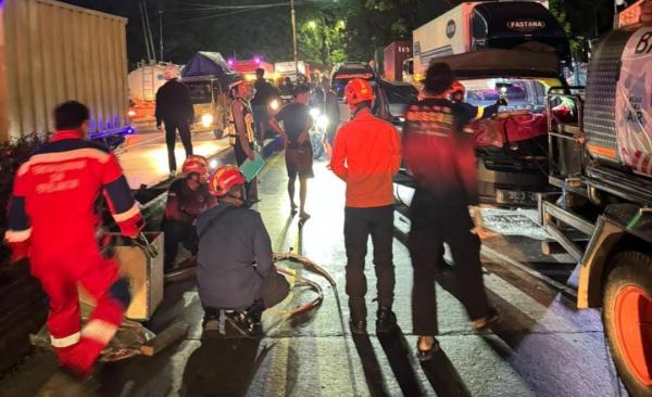 Sopir Grand Max Terjepit Usai Tabrak Mobil di Pantura Kendal, Kendaraan Lawan Kabur