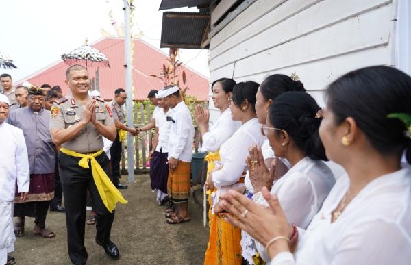 Sambangi Pura Agung Mamuju, Kapolda Sulbar Minta Warga Jaga Toleransi Beragama