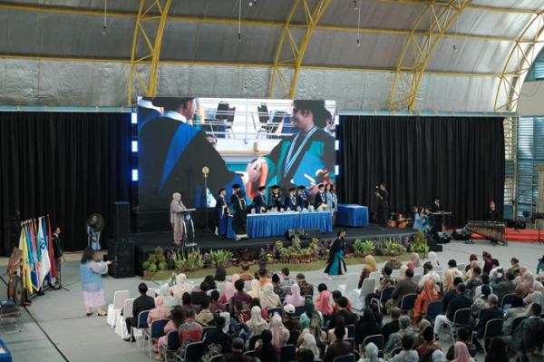 Lulus dengan Skor Sempurna, Wisudawati Bandung Ini Taklukkan Ujian Internasional