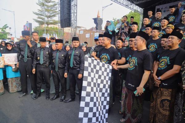 Ribuan Peserta Ikuti 'Mlampah Sareng Santri' Hari Santri Nasional 2026 di Kudus