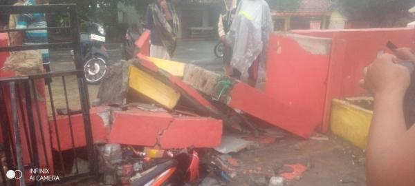 Gerbang SDN Kertajadi Cidaun Ambruk, Seorang Siswi Kelas V Alami Luka