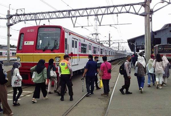 KRL Makin Jadi Favorit Warga Jabodetabek, Penumpang Terus Meningkat
