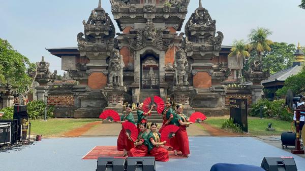 Pikat Pengunjung TMII, Sulbar Kenalkan Tari Tenggang-Tenggang Lopi di Festival Negeri Kami 2026