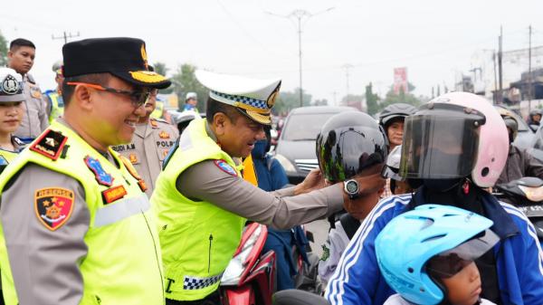 Sapa Pengendara di Jalan, Wakapolda Sumut Serukan Kesadaran Operasi Patuh Toba 2026