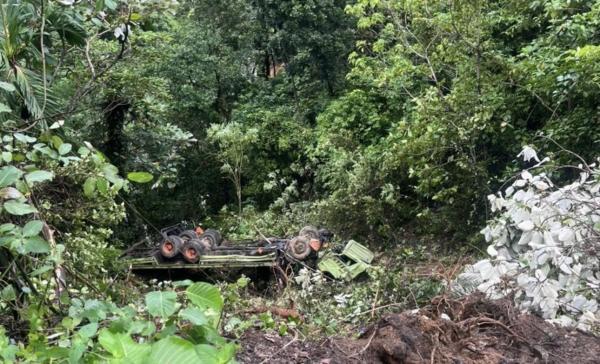 Truk Trado Bermuatan Ekskavator Terjun ke Jurang 50 Meter di Tapaktuan, Kerugian Rp100 Juta
