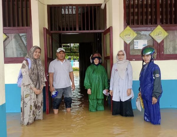 Tiga Sekolah di Kluet Utara Terdampak Banjir, KBM Menunggu Pembersihan