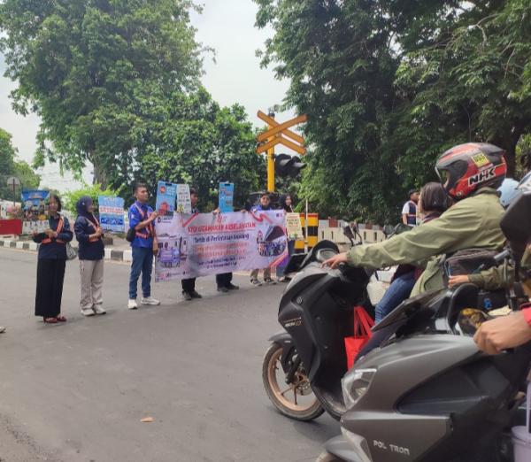 KAI Daop 3 Cirebon Gandeng Railfans dan Mahasiswa Edukasi Keselamatan di Perlintasan Sebidang